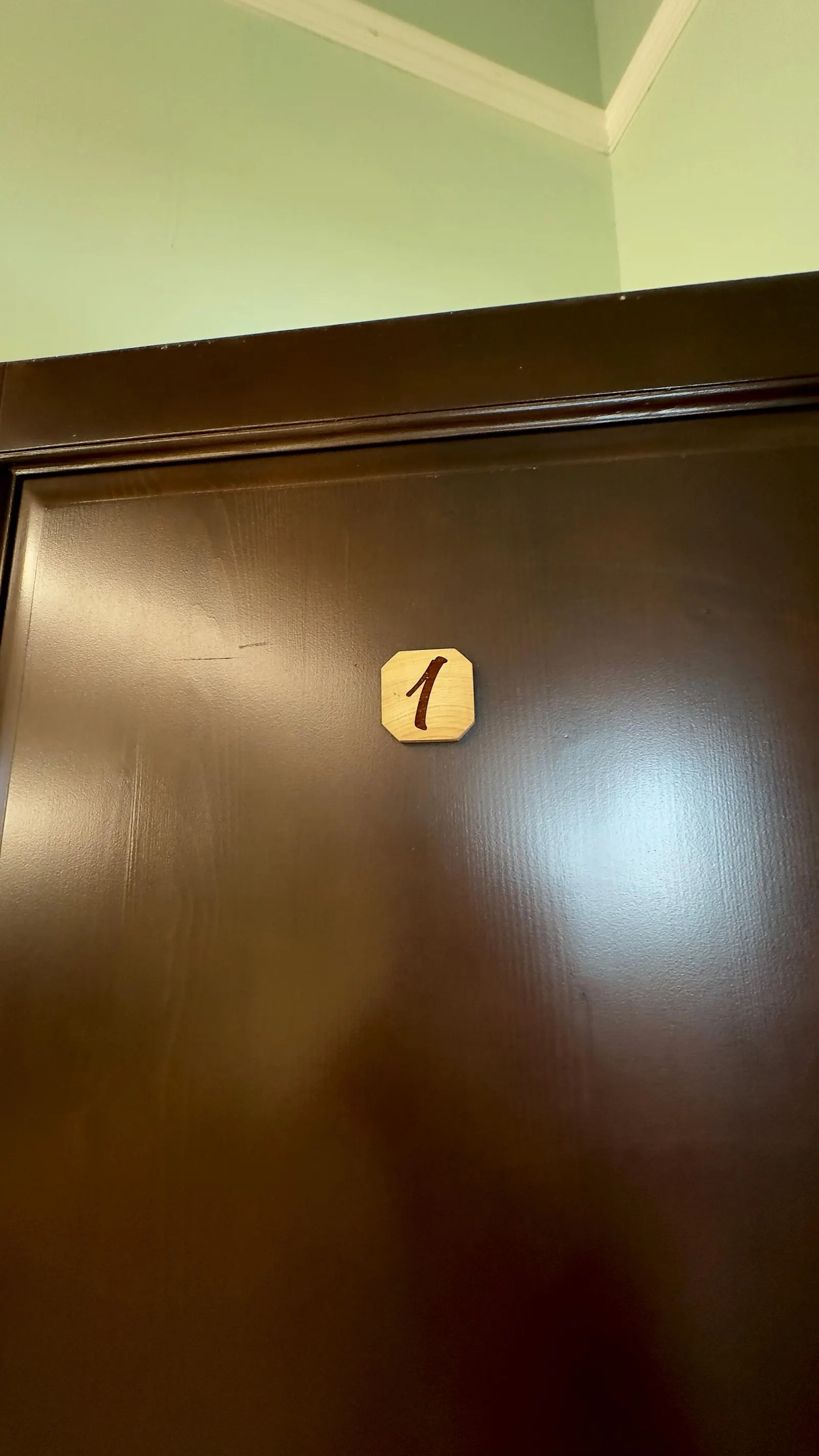 La porta della camera numero uno con targhetta in legno