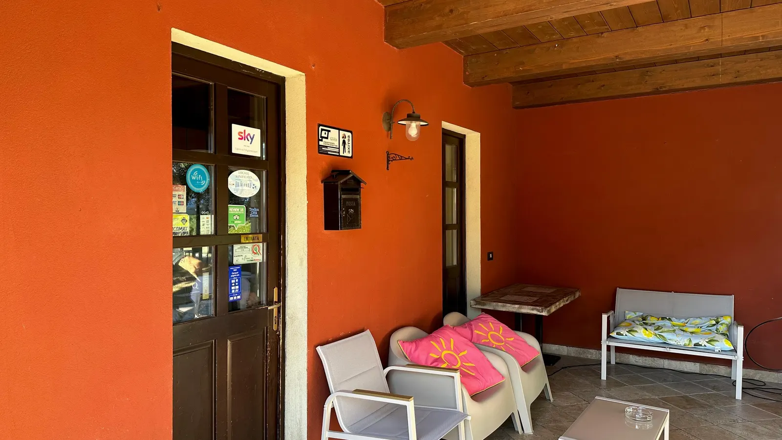 L'ingresso del ristorante sotto il portico in legno