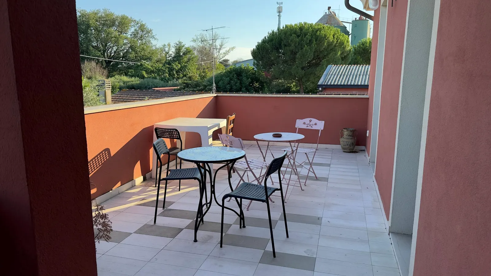 La terrazza riservata agli ospiti con tavolini e sedie